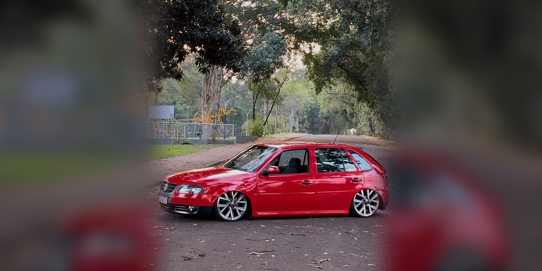 Gol G4 vermelho rebaixado com rodas aro 18 - Visão Principal